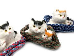 Котята на коврике (мяукают)(16х14х10,5 см), K323898 - фото товару