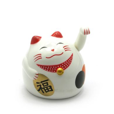 Кошка Манэки-нэко машущая лапой пластик (9х8х7,5 см)(батарейки в комплект не входят), K327863 - фото товара